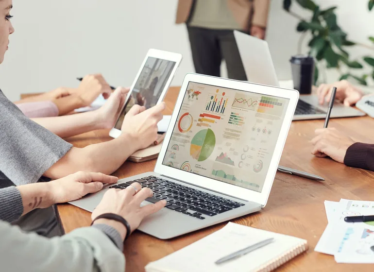 Análisis de datos de marketing en pantalla